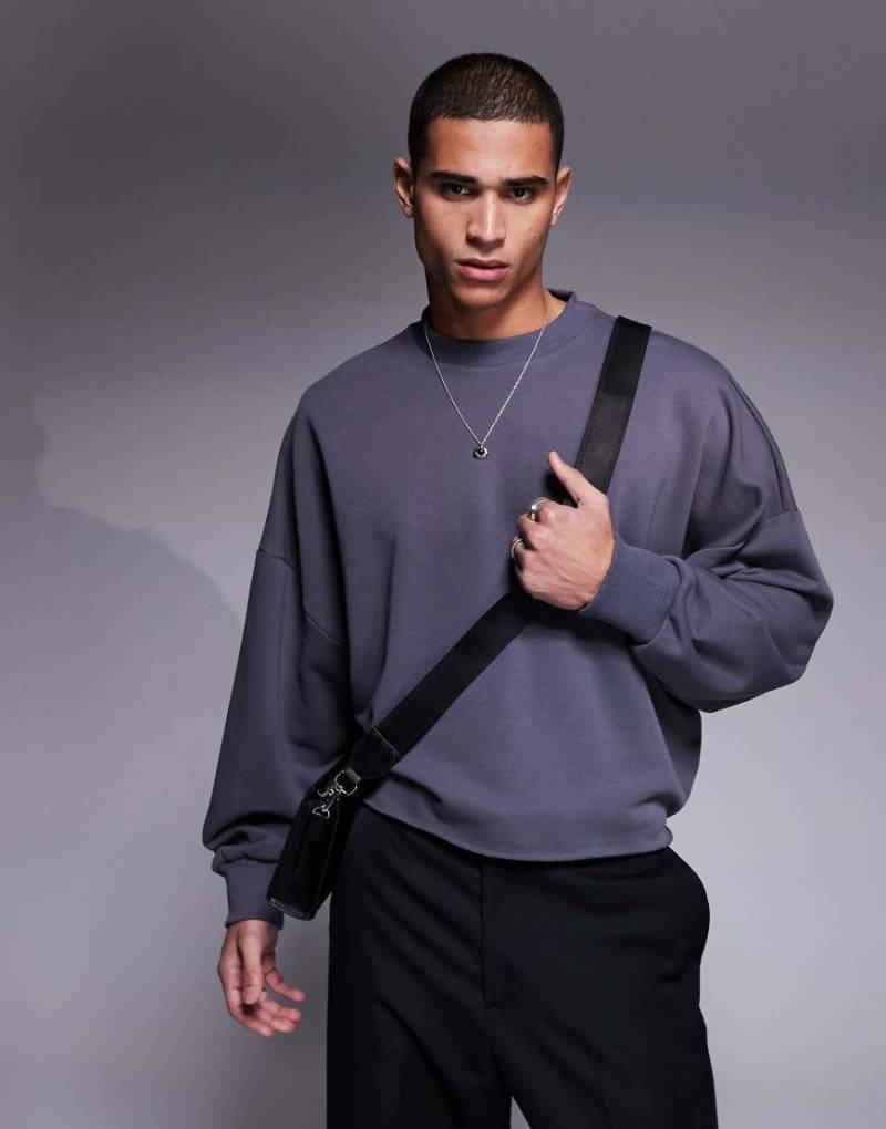 ASOS DESIGN - Sweatshirt in Anthrazit mit extremer Oversize-Passform und unversäubertem Saum-Grau von ASOS DESIGN