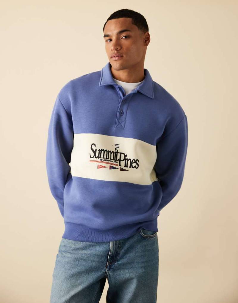 ASOS DESIGN - Sweatshirt in Blau mit Polokragen, kontrastierendem Einsatz und Print von ASOS DESIGN