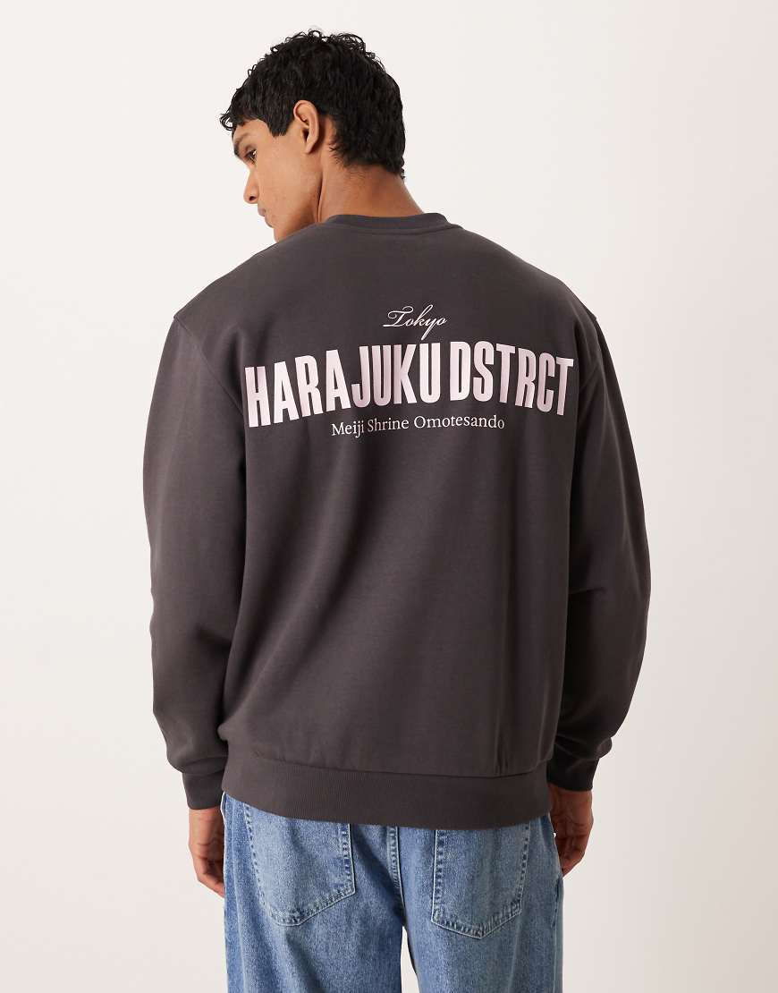 ASOS DESIGN - Sweatshirt in Braun mit Textprint-Grau von ASOS DESIGN