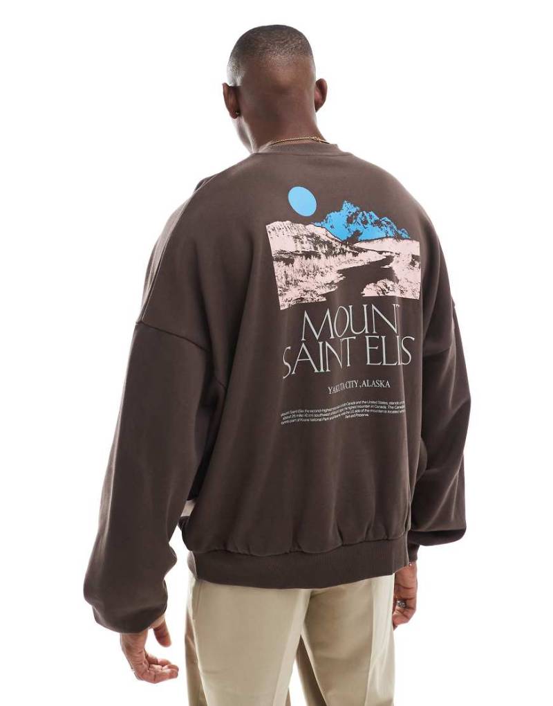 ASOS DESIGN - Sweatshirt in Braun mit extremer Oversize-Passform und Bergprint von ASOS DESIGN