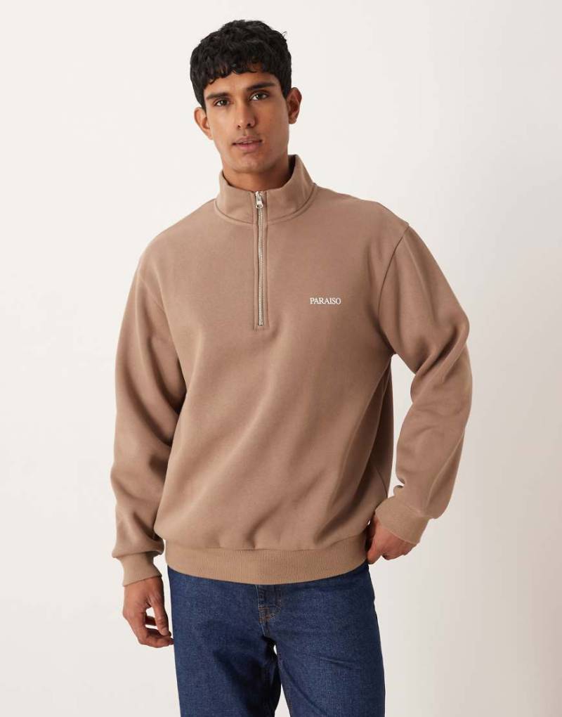 ASOS DESIGN - Relaxed-Fit-Sweatshirt in Braun mit kurzem Reißverschluss und Textaufdruck auf der Brust-Brown von ASOS DESIGN