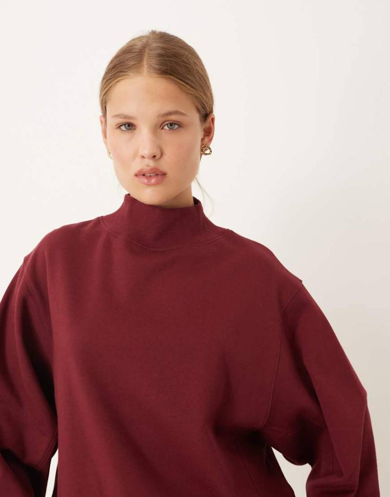 ASOS DESIGN - Sweatshirt in Burgunderrot mit Stehkragen und geripptem Einsatz von ASOS DESIGN