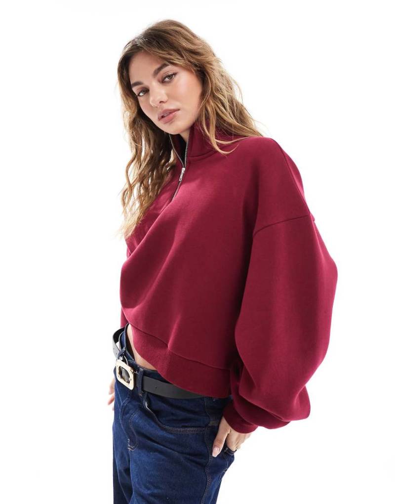 ASOS DESIGN - Sweatshirt in Burgunderrot mit halblangem Reißverschluss von ASOS DESIGN
