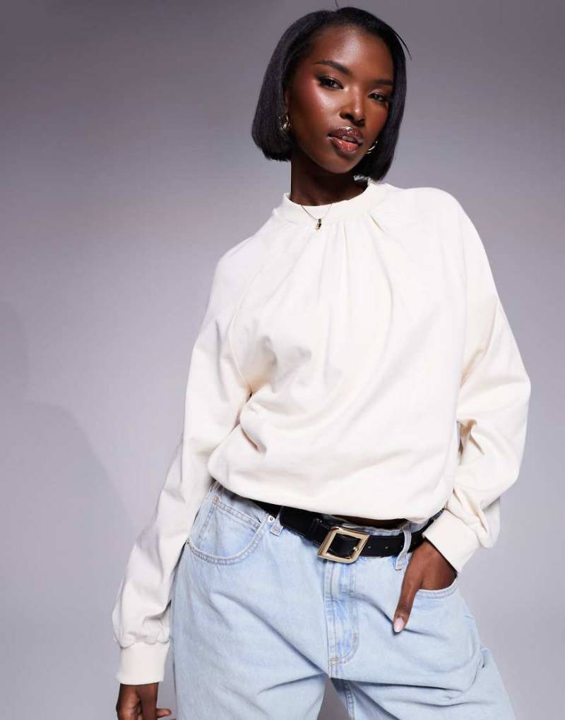 ASOS DESIGN - Sweatshirt in Ecru mit Ballonsaum-Weiß von ASOS DESIGN