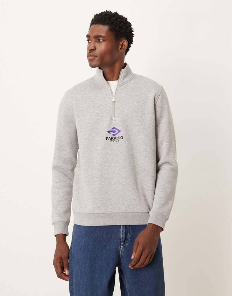 ASOS DESIGN - Sweatshirt in Grau meliert mit kurzem Reißverschluss und Stickerei von ASOS DESIGN