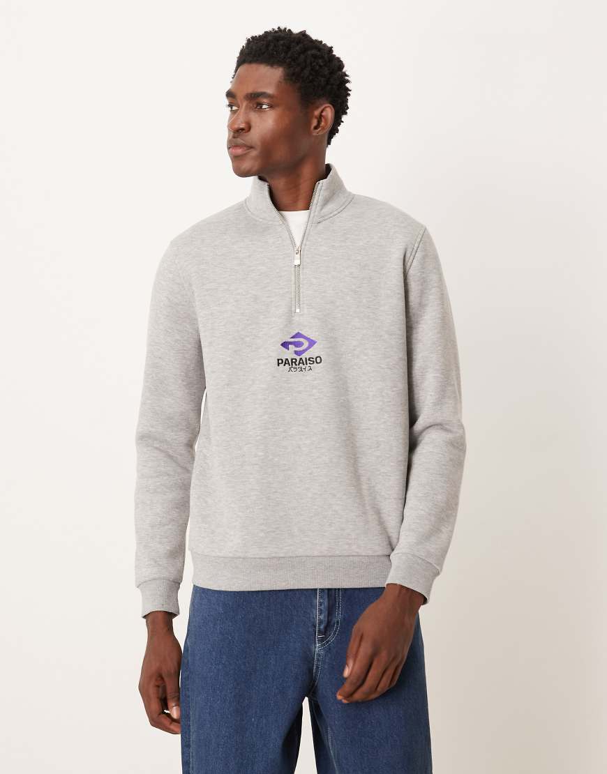 ASOS DESIGN - Sweatshirt in Grau meliert mit kurzem Reißverschluss und Stickerei von ASOS DESIGN