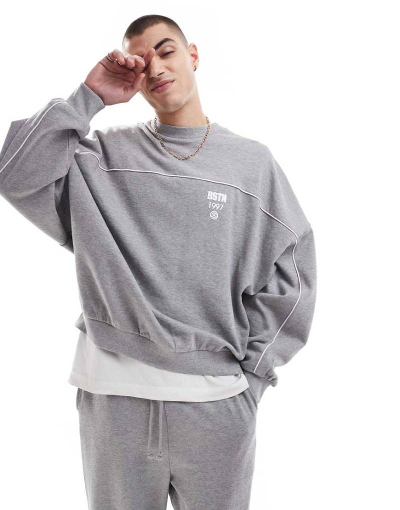 ASOS DESIGN - Sweatshirt in Grau mit weißer Paspelierung und extremer Oversize-Passform von ASOS DESIGN