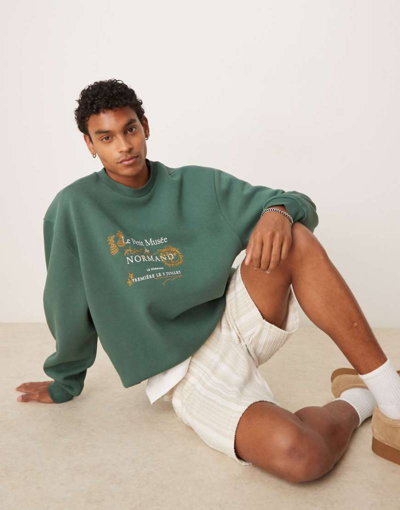 ASOS DESIGN - Sweatshirt in Grün mit Stickerei und Brustprint von ASOS DESIGN