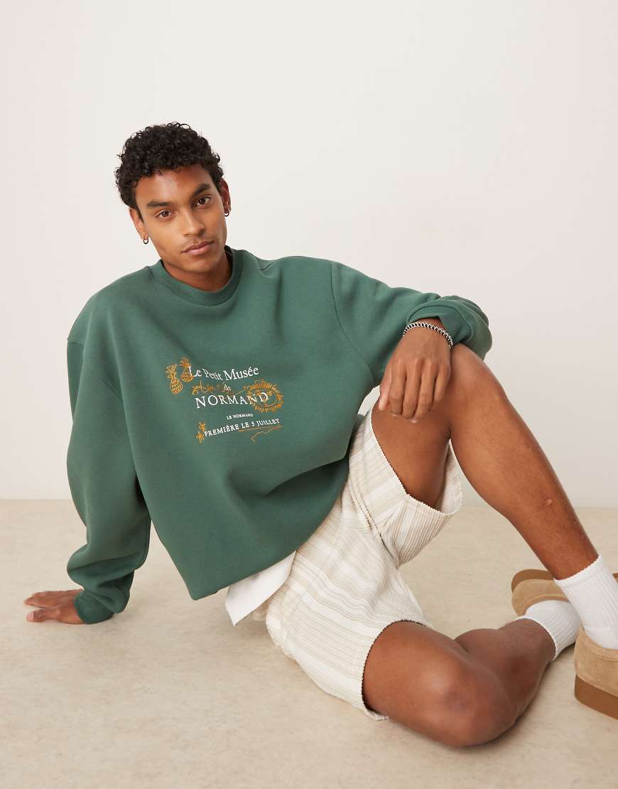 ASOS DESIGN - Sweatshirt in Grün mit Stickerei und Brustprint von ASOS DESIGN