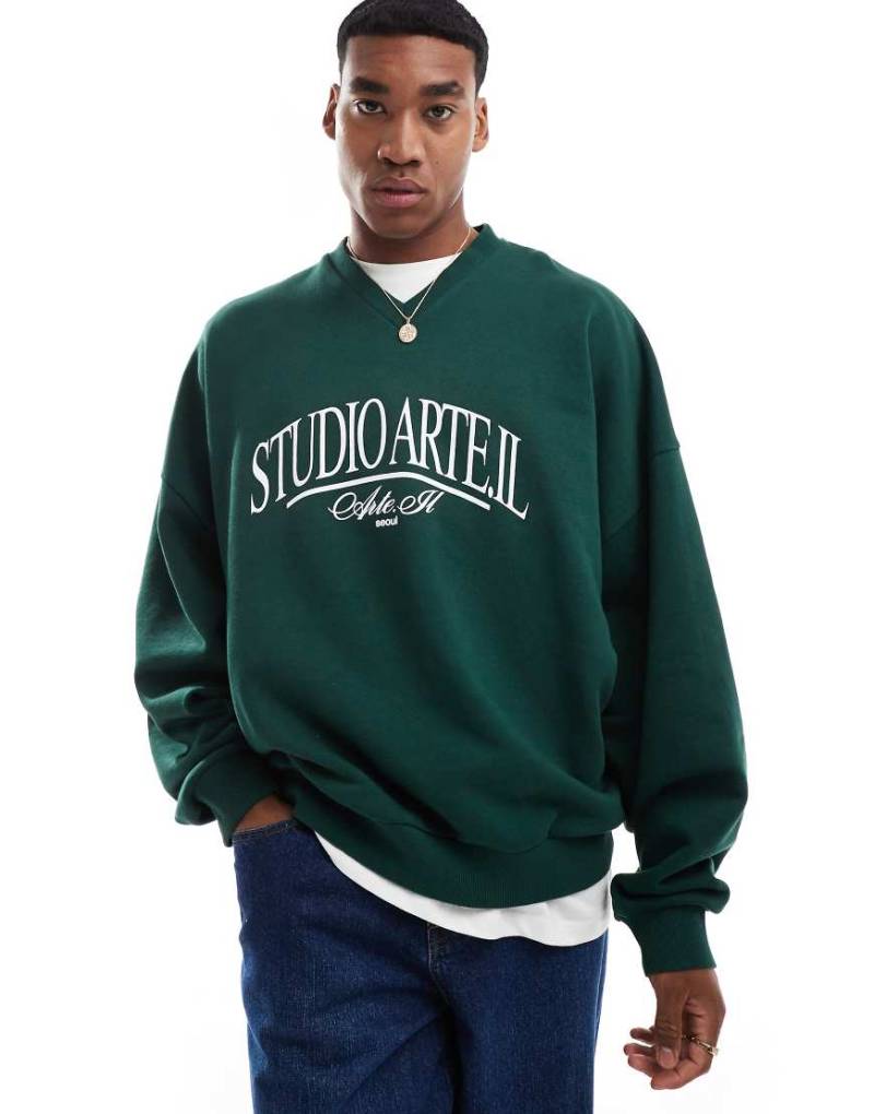 ASOS DESIGN - Sweatshirt in Grün mit V-Ausschnitt und extremer Oversize-Passform von ASOS DESIGN