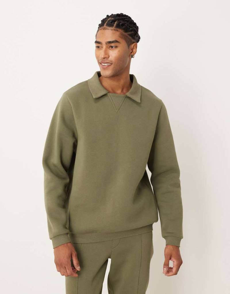 ASOS DESIGN - Locker geschnittenes Polo-Sweatshirt in Grün mit geripptem Kragen von ASOS DESIGN