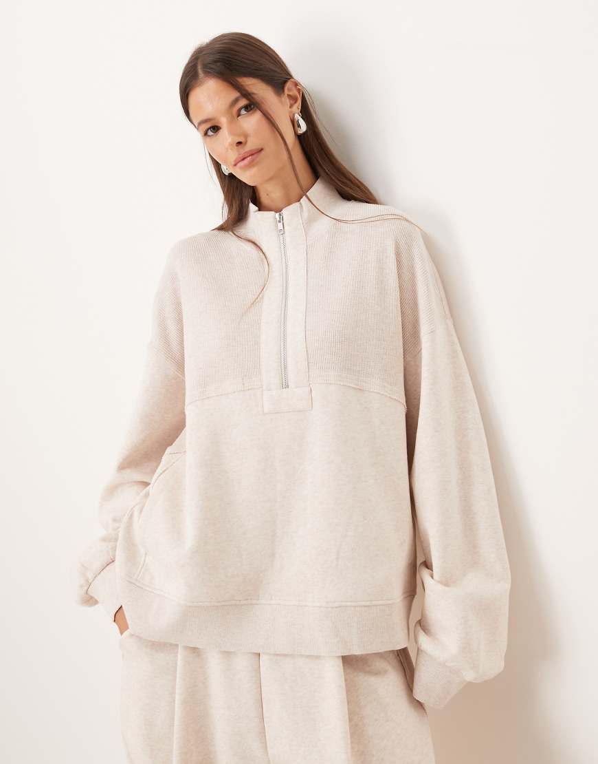 ASOS DESIGN - Sweatshirt in Haferbeige meliert mit Einsatz mit Waffelstruktur und kurzem Reißverschluss, Kombiteil-Neutral von ASOS DESIGN