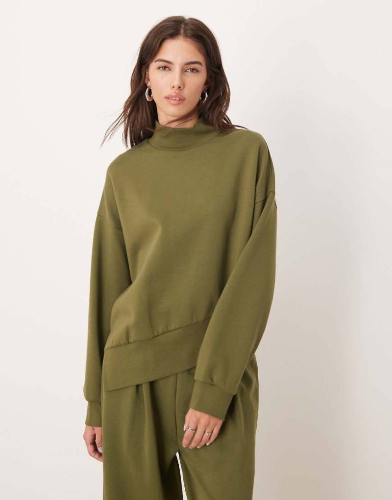 ASOS DESIGN - Sweatshirt aus Interlock-Stoff in Khaki mit asymmetrischem Saum und Trichterkragen-Grün von ASOS DESIGN