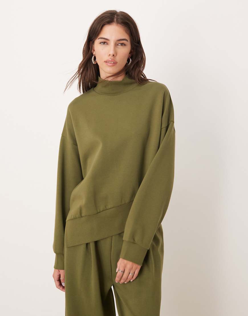 ASOS DESIGN - Sweatshirt aus Interlock-Stoff in Khaki mit asymmetrischem Saum und Trichterkragen-Grün von ASOS DESIGN