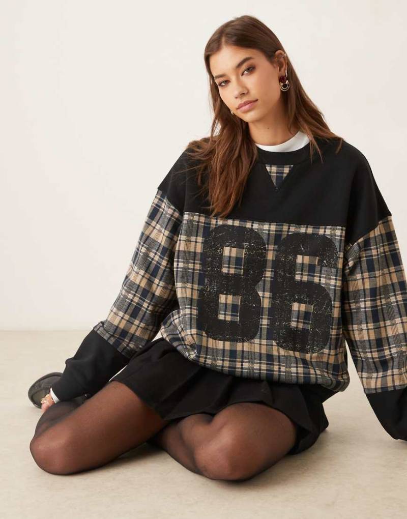 ASOS DESIGN - Sweatshirt in Marineblau kariert mit 86-Grafikprint-Bunt von ASOS DESIGN