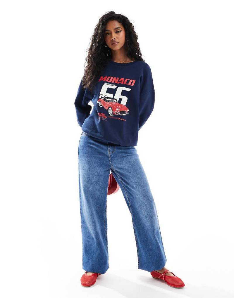 ASOS DESIGN - Sweatshirt in Marineblau mit Auto-Grafikprint-Weiß von ASOS DESIGN