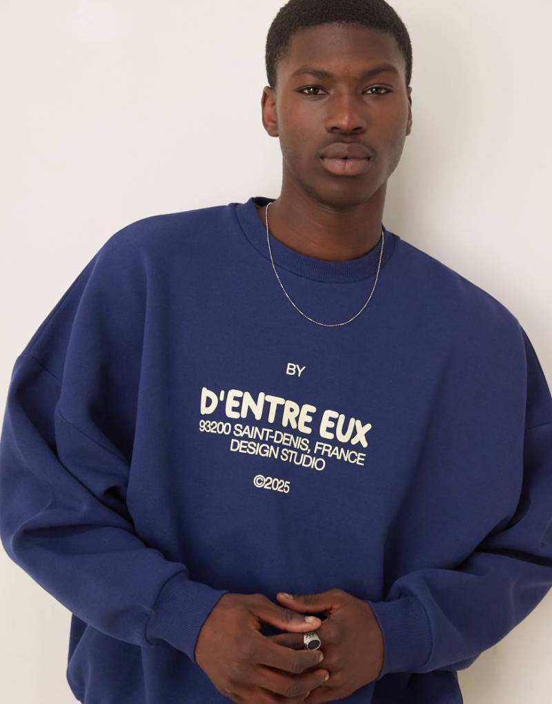 ASOS DESIGN - Sweatshirt in Marineblau mit Brust-Print von ASOS DESIGN