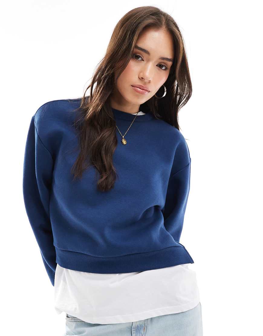 ASOS DESIGN - Sweatshirt in Marineblau mit gestuftem Saum von ASOS DESIGN