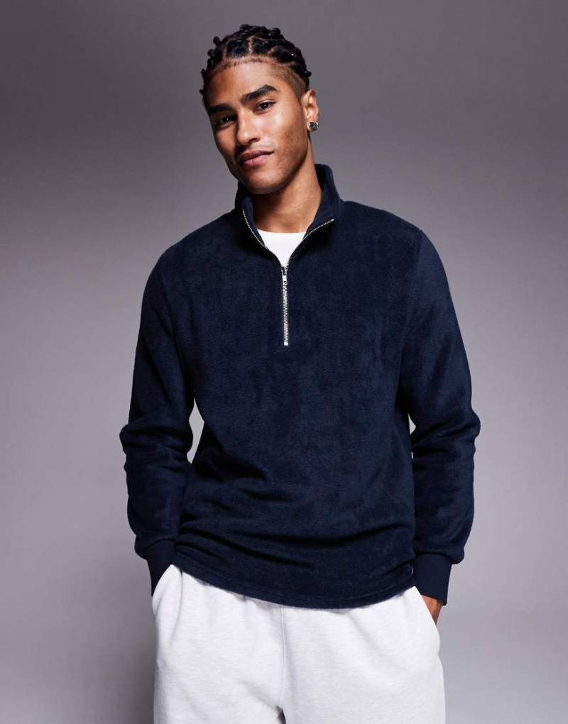 ASOS DESIGN - Sweatshirt aus Fleece in Marineblau mit kurzem Reißverschluss und Stehkragen von ASOS DESIGN