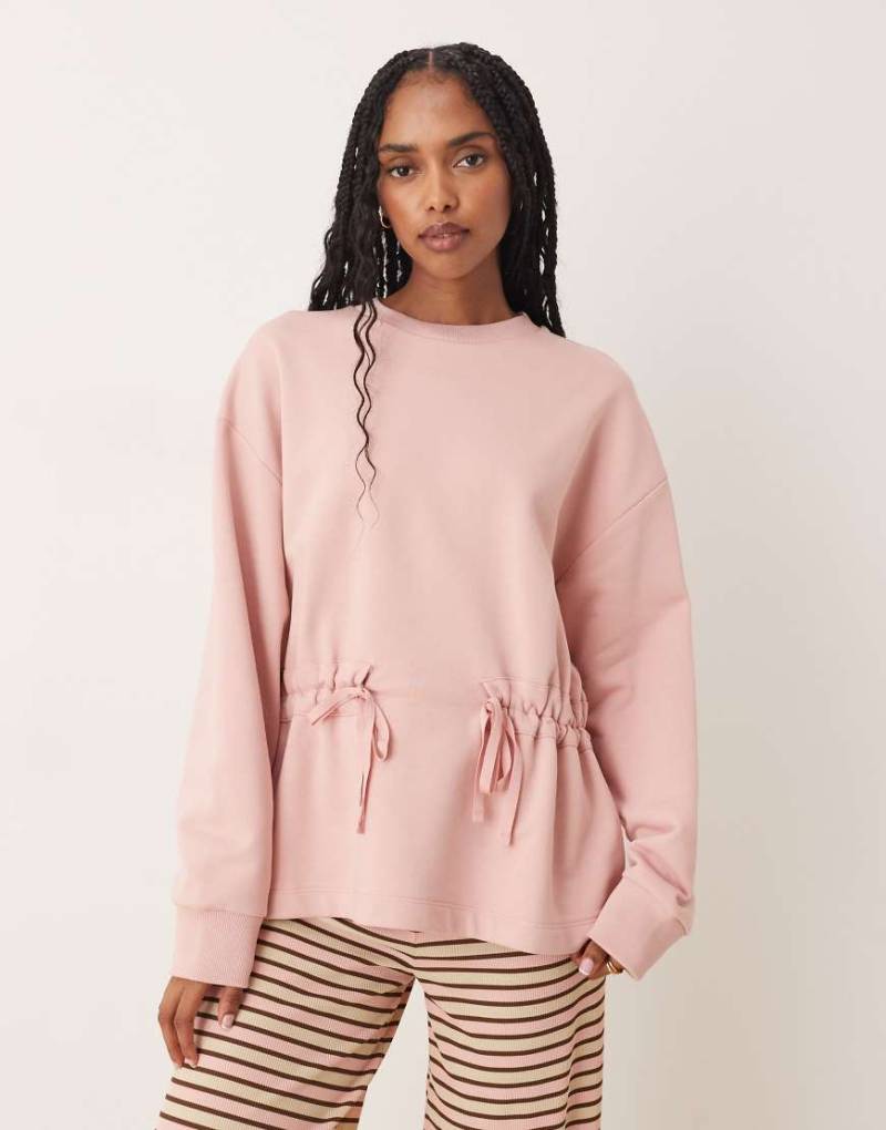ASOS DESIGN - Sweatshirt in Rosa mit gerafftem Schleifendetail von ASOS DESIGN