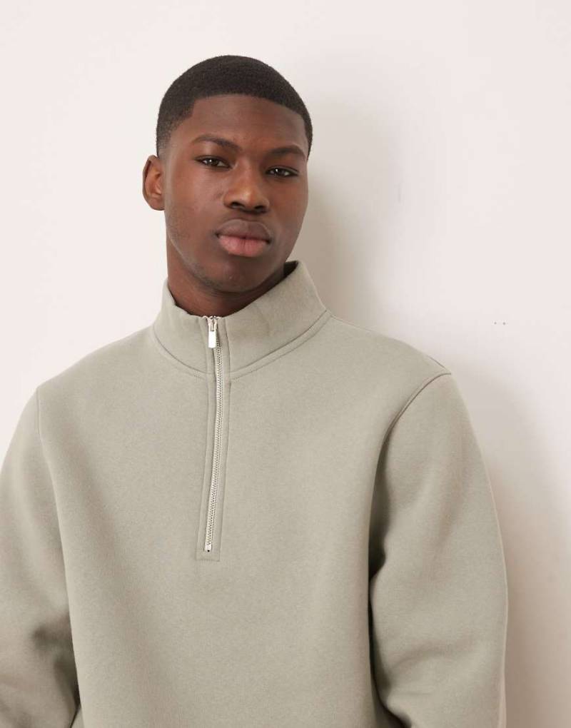 ASOS DESIGN - Basic-Sweatshirt in Salbeigrün mit kurzem Reißverschluss-Weiß von ASOS DESIGN