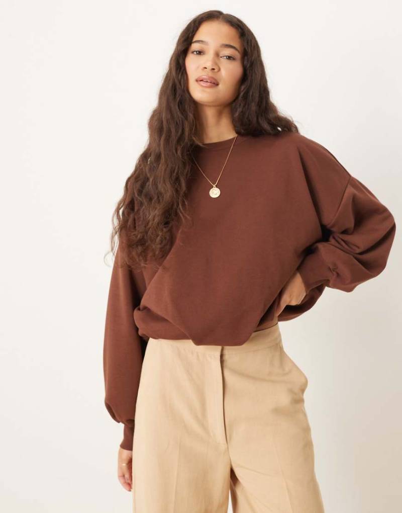 ASOS DESIGN - Sweatshirt in Schokobraun mit Ballonsaum-Brown von ASOS DESIGN
