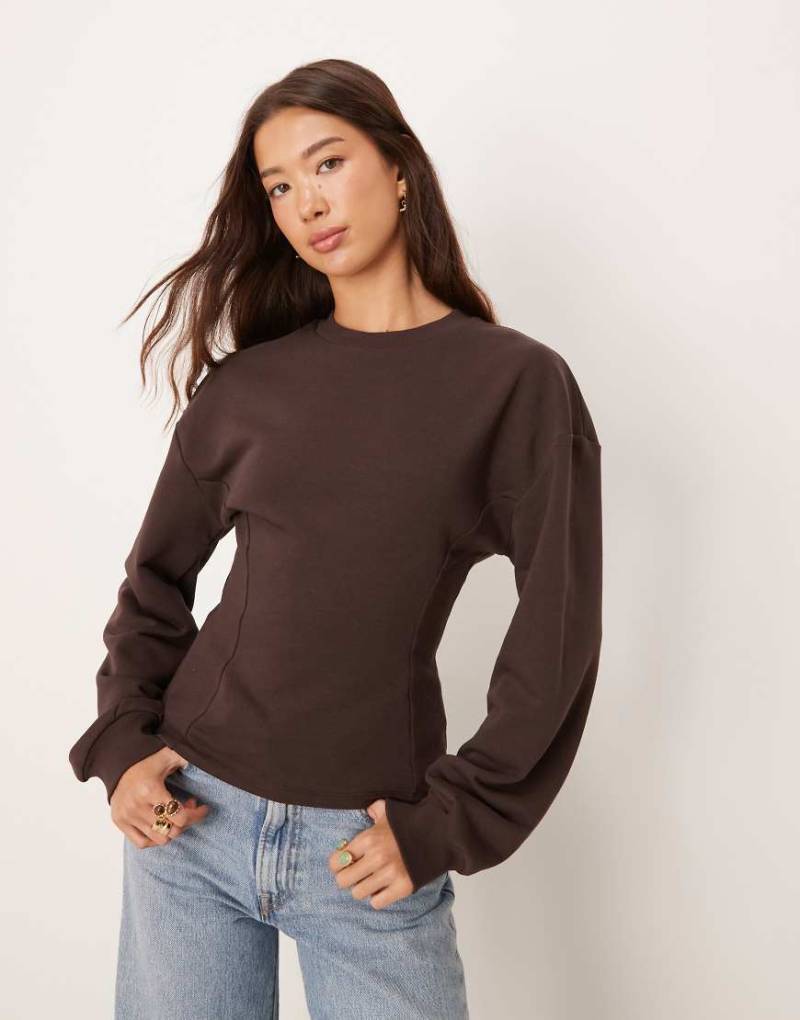 ASOS DESIGN - Sweatshirt in Schokobraun mit geraffter Taille und geripptem Einsatz-Brown von ASOS DESIGN