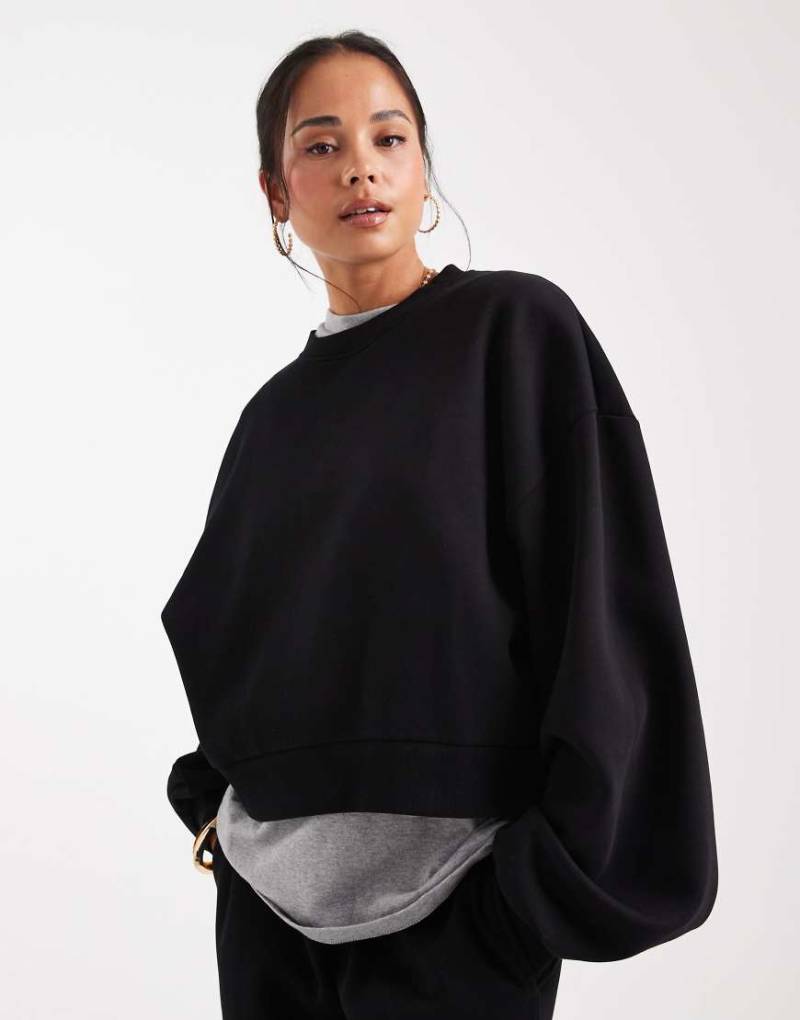 ASOS DESIGN - Sweatshirt in Schwarz mit Ballonärmeln und angerauter Innenseite von ASOS DESIGN