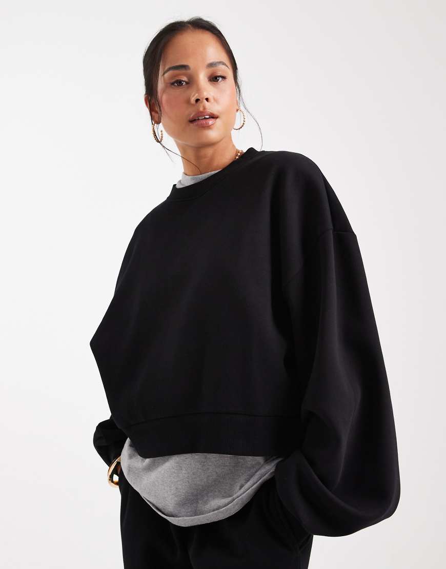 ASOS DESIGN - Sweatshirt in Schwarz mit Ballonärmeln und angerauter Innenseite von ASOS DESIGN