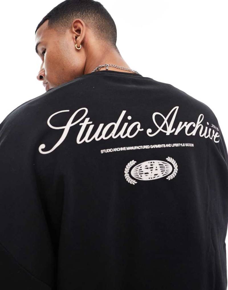ASOS DESIGN - Sweatshirt in Schwarz mit extremer Oversize-Passform und Print-Detail von ASOS DESIGN