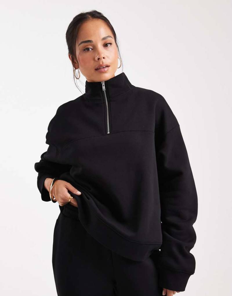 ASOS DESIGN - Sweatshirt in Schwarz mit kurzem Reißverschluss und angerauter Innenseite von ASOS DESIGN