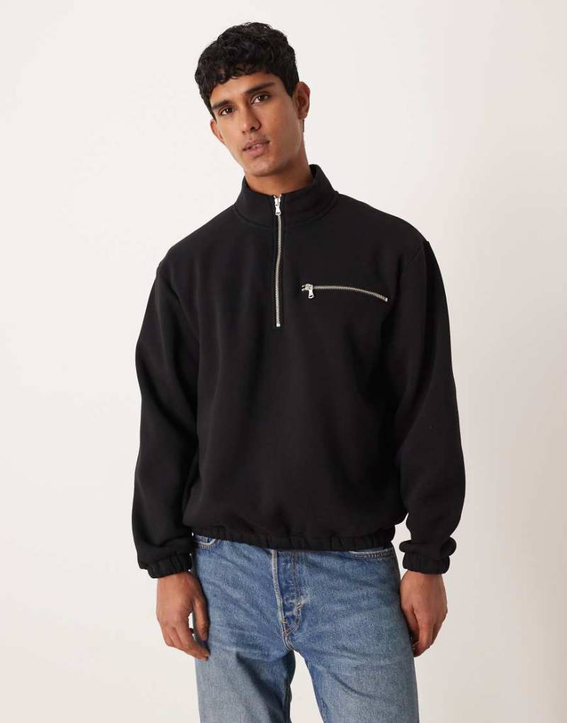 ASOS DESIGN - Relaxed Fit Sweatshirt in Schwarz mit kurzem Reißverschluss von ASOS DESIGN