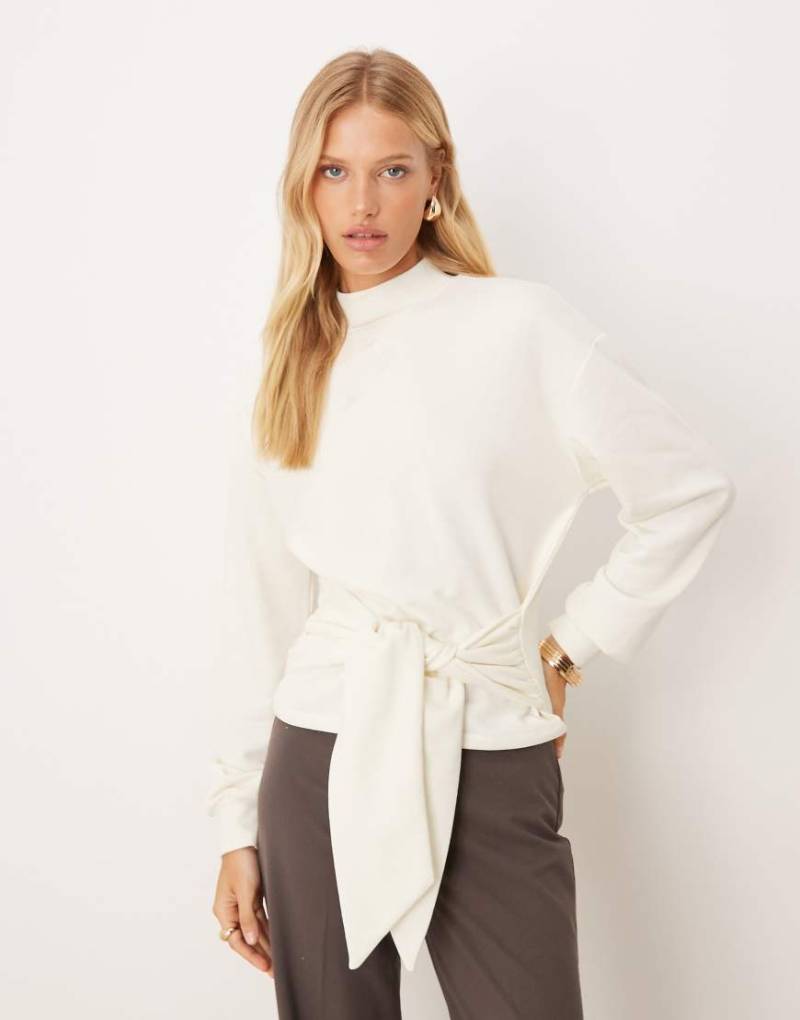 ASOS DESIGN - Sweatshirt in Creme mit Bindedetail in der Taille und Stehkragen-Grau von ASOS DESIGN