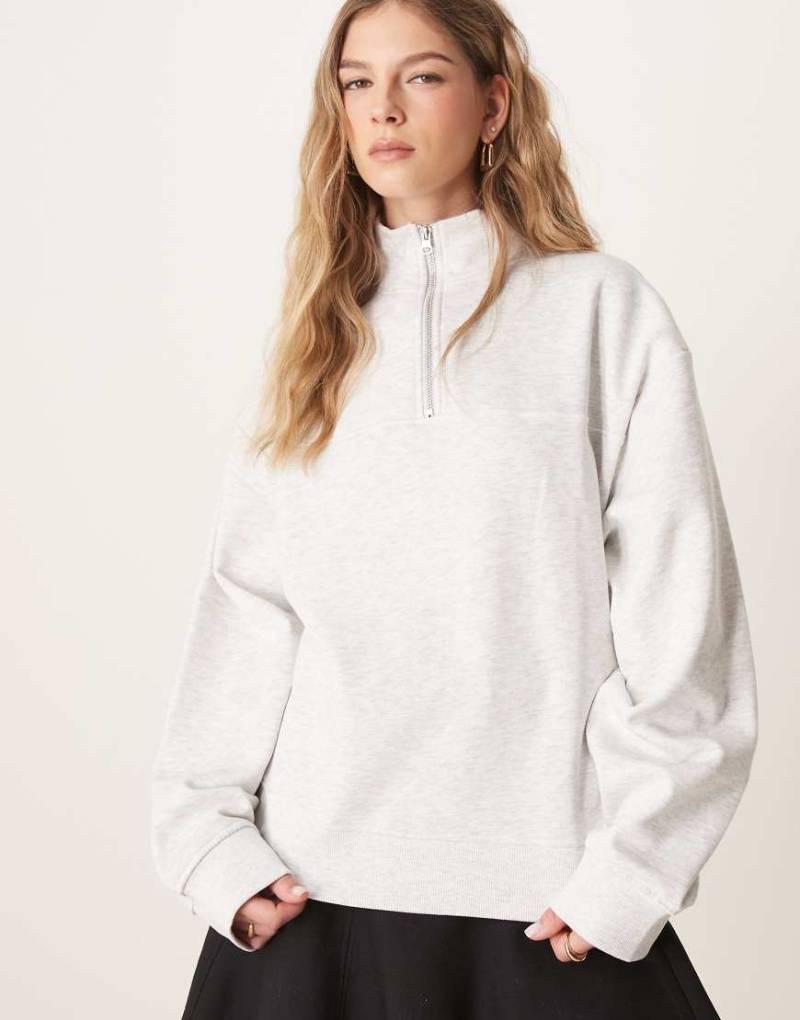 ASOS DESIGN - Sweatshirt in Eisgrau meliert mit kurzem Reißverschluss von ASOS DESIGN