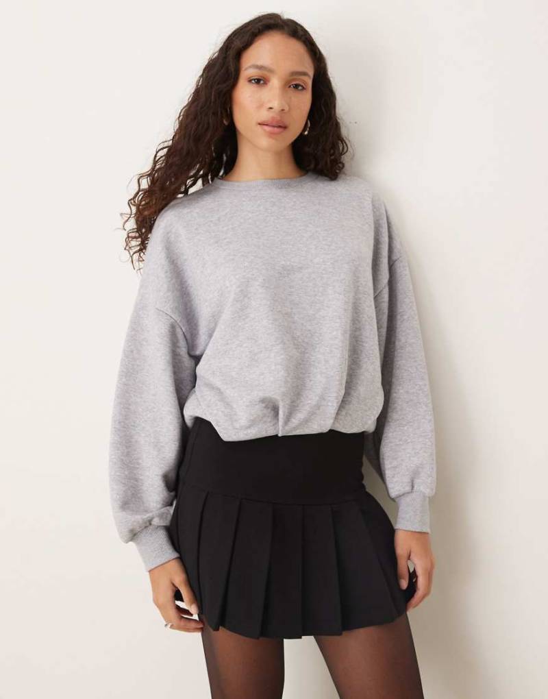 ASOS DESIGN - Sweatshirt in meliertem Grau mit Ballonsaum von ASOS DESIGN