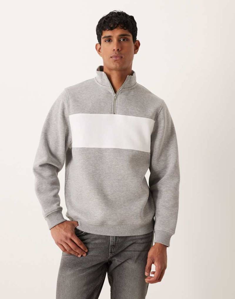 ASOS DESIGN - Sweatshirt in meliertem Grau mit kurzem Reißverschluss und Color-Block-Design von ASOS DESIGN