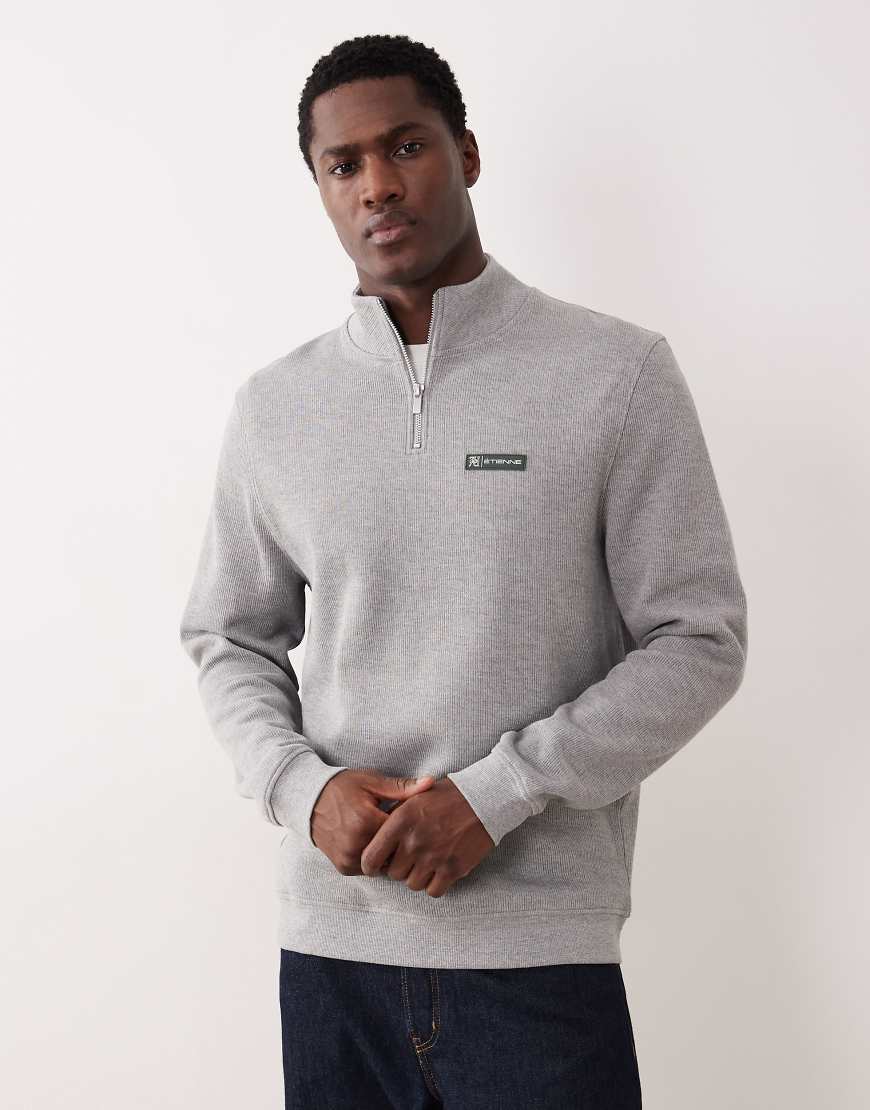 ASOS DESIGN - Sweatshirt in meliertem Grau mit kurzem Reißverschluss und gummiertem Aufnäher von ASOS DESIGN