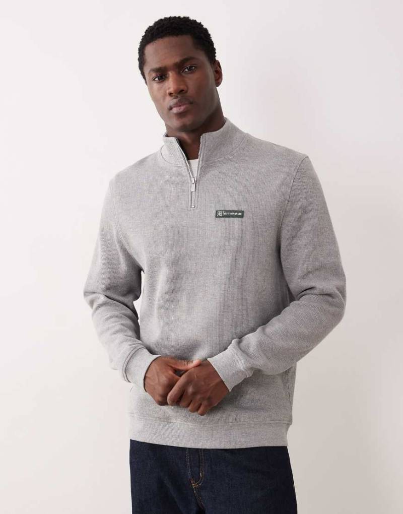 ASOS DESIGN - Sweatshirt in meliertem Grau mit kurzem Reißverschluss und gummiertem Aufnäher von ASOS DESIGN