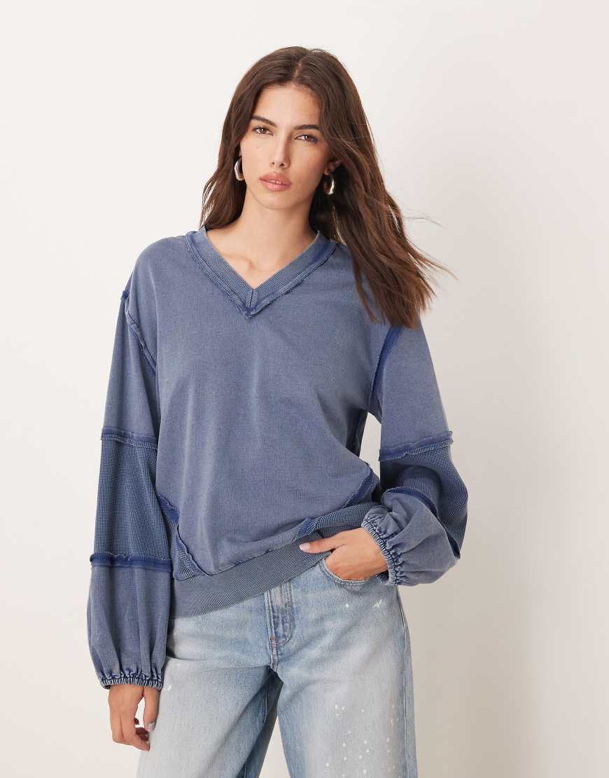 ASOS DESIGN - Sweatshirt in verwaschenem Blau mit V-Ausschnitt und Waffelstruktur-Einsatz von ASOS DESIGN