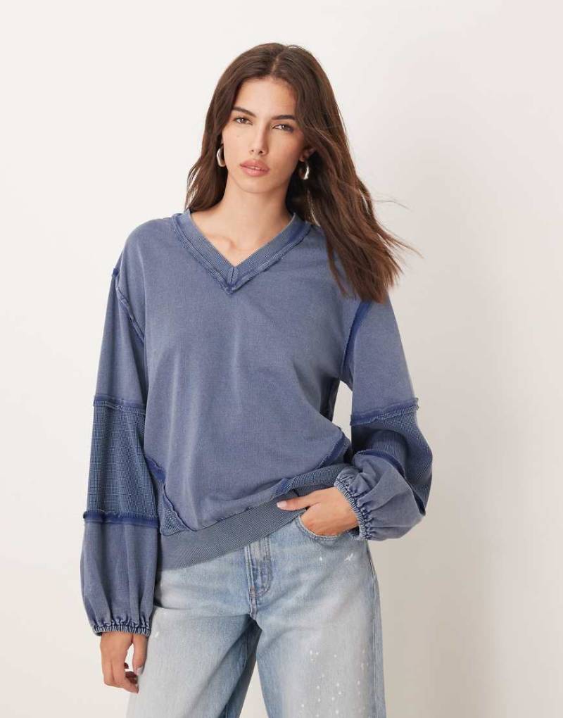 ASOS DESIGN - Sweatshirt in verwaschenem Blau mit V-Ausschnitt und Waffelstruktur-Einsatz von ASOS DESIGN