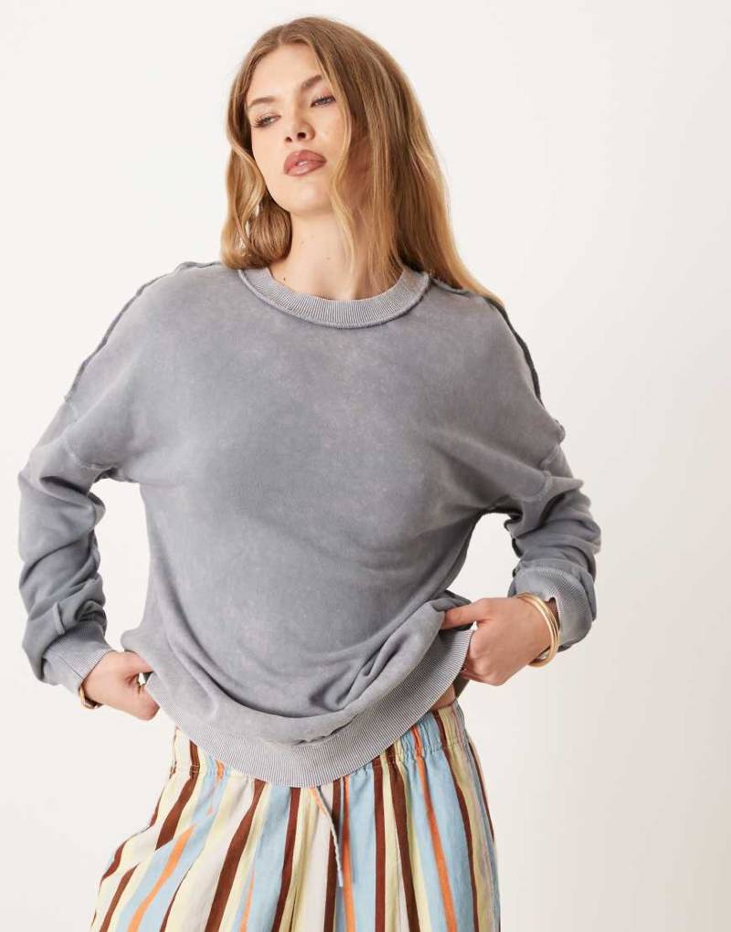 ASOS DESIGN - Sweatshirt in verwaschenem Blau mit sichtbarer Naht, leicht aufgerauter Rückseite und gedrehtem Rückendesign von ASOS DESIGN