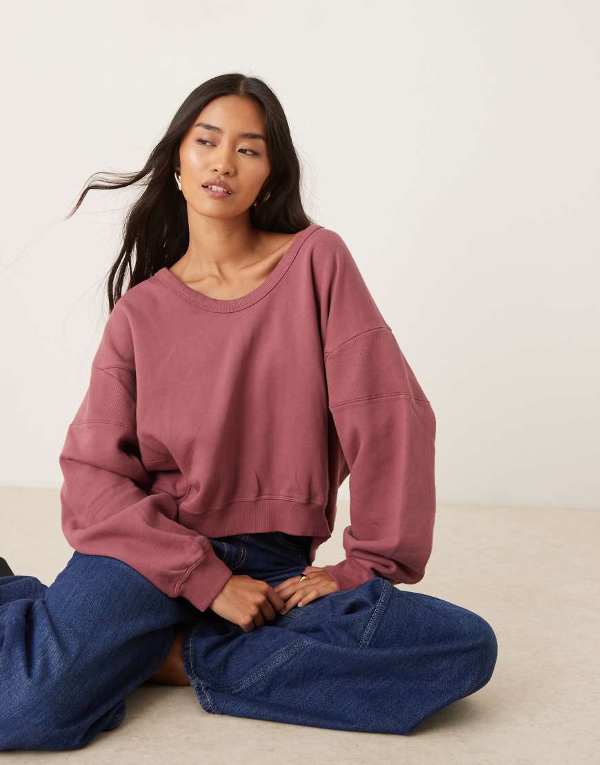 ASOS DESIGN - Sweatshirt in verwaschenem Burgunderrot mit Ziernaht und U-Ausschnitt von ASOS DESIGN