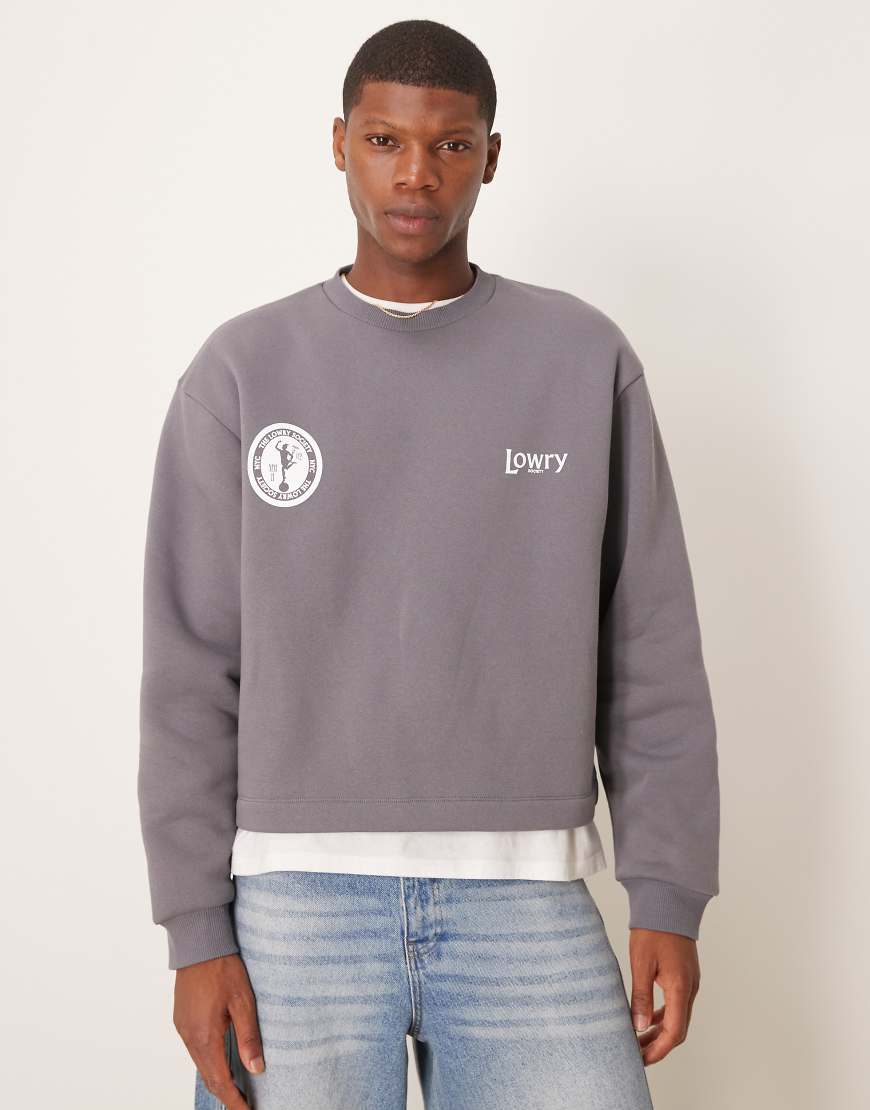 ASOS DESIGN - Sweatshirt in verwaschenem Grau mit Brust-Print von ASOS DESIGN