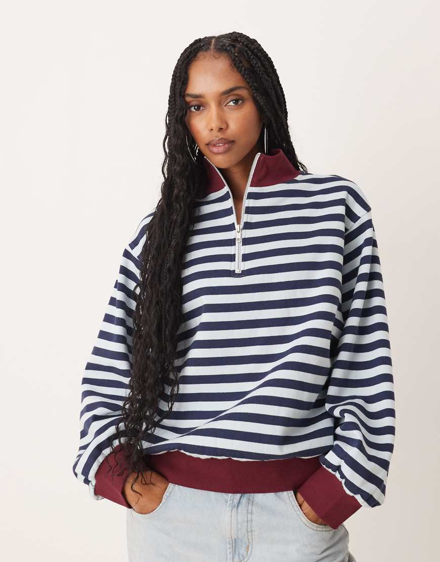 ASOS DESIGN - Sweatshirt mit kurzem Reißverschluss und Streifen in Blau und Burgunderrot-Bunt ASOS DESIGN - Sweatshirt mit kurzem Reißverschluss und Streifen in Blau und Burgunderrot-Bunt von ASOS DESIGN