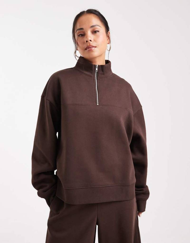 ASOS DESIGN - Sweatshirts in Schokobraun mit kurzem Reißverschluss und angerauter Innenseite-Brown von ASOS DESIGN