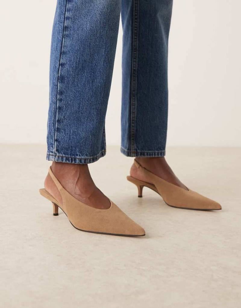 ASOS DESIGN - Sydney - Slingback-Schuhe aus Wildlederimitat in Taupe mit Kitten-Absatz-Braun von ASOS DESIGN