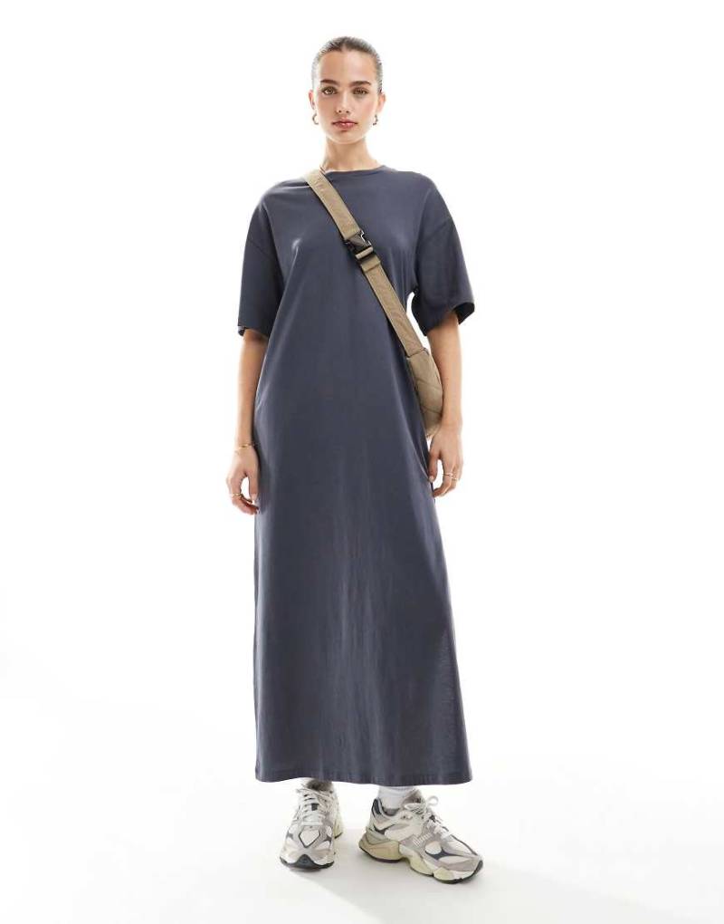 ASOS DESIGN - T-Shirt-Kleid in Anthrazit in Oversize-Midaxi-Passform-Grau von ASOS DESIGN