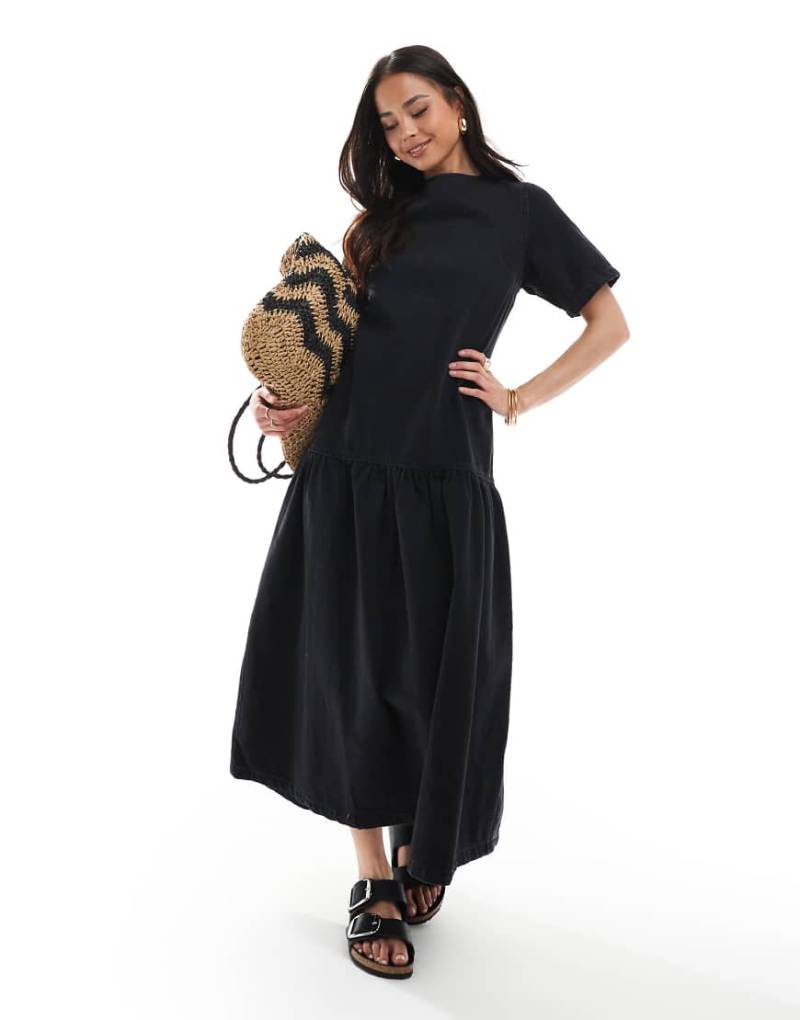ASOS DESIGN - T-Shirt-Kleid in Midilänge aus Denim in Schwarz mit tiefer Taille von ASOS DESIGN