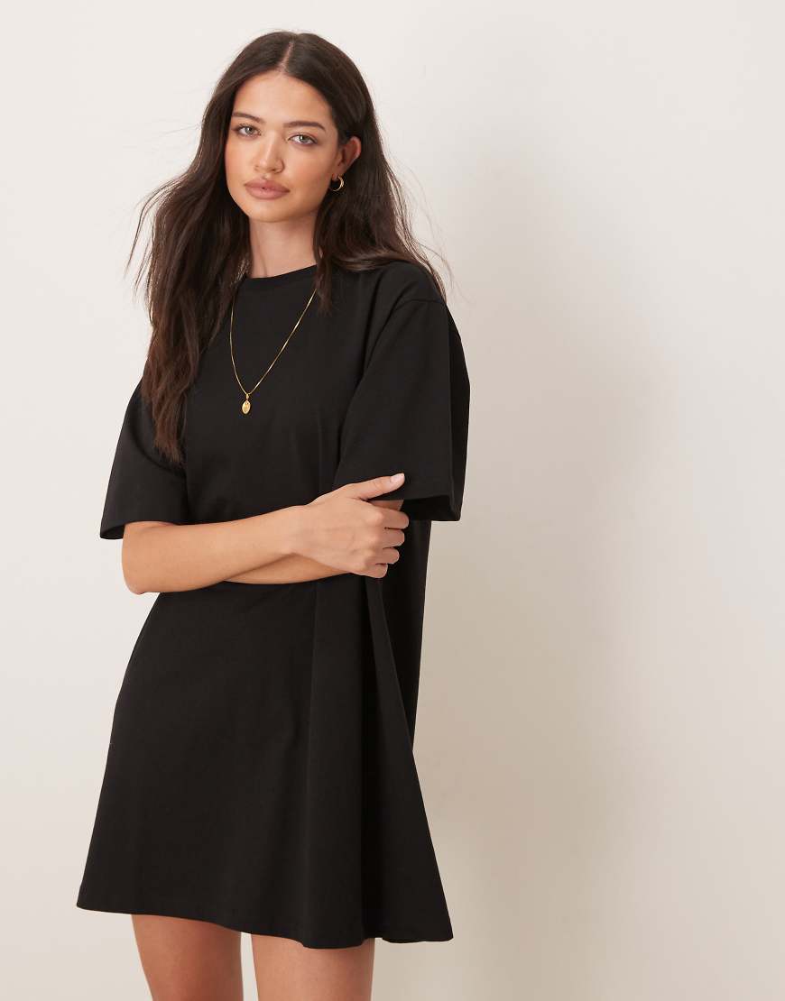 ASOS DESIGN - T-Shirt-Kleid in Schwarz mit Oversize-Schnitt und gestecktem Rückendetail von ASOS DESIGN