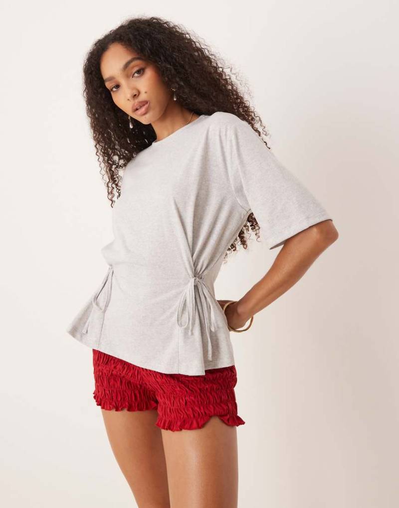 ASOS DESIGN - T-Shirt-Kleid in grau meliert mit Bindedetail und Oversize-Passform von ASOS DESIGN